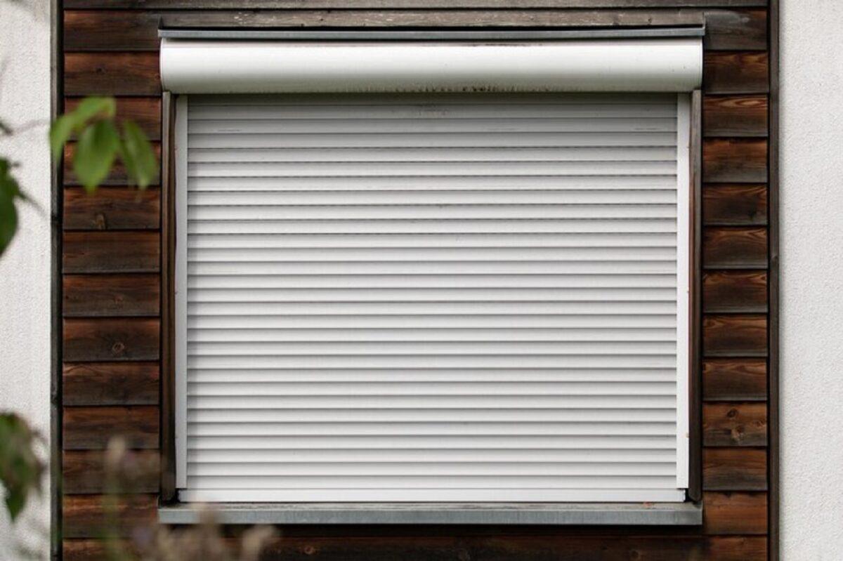 obturateur ferme sur un mur de maison bloquer la lumiere du soleil de lexterieur 1.jpg