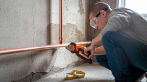 Comment couper un tuyau de cuivre contre un mur ?